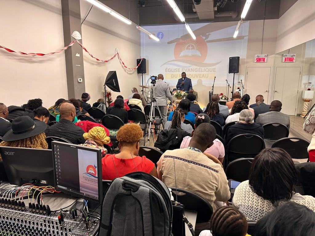 L’assemblée de l’Église Évangélique du Renouveau pendant une célébration