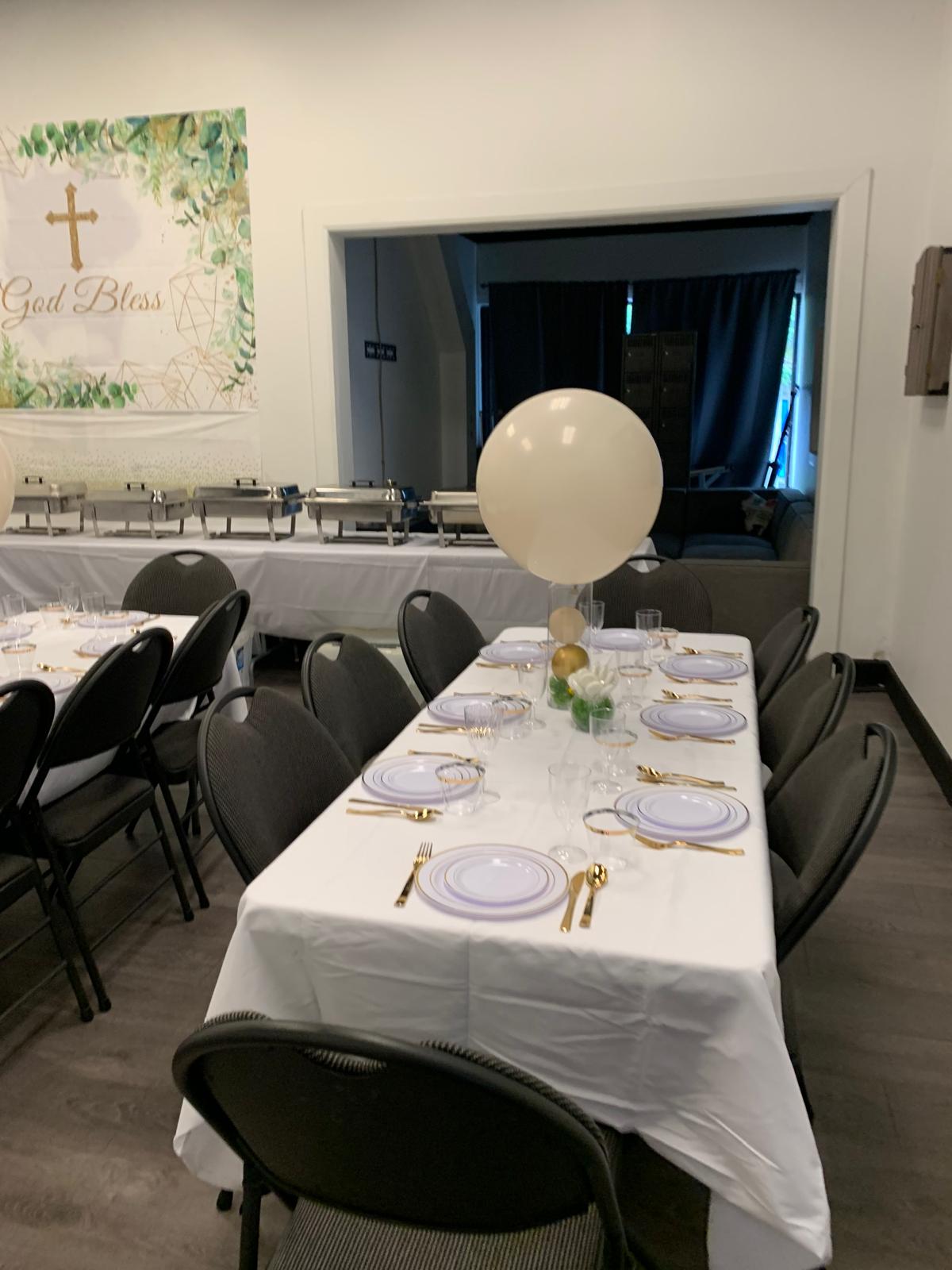 Une salle préparée pour un repas communautaire