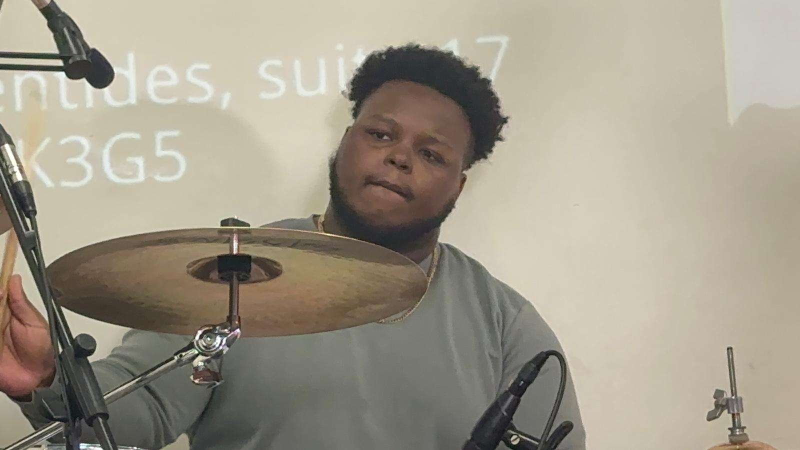 Le batteur de l’équipe de louange